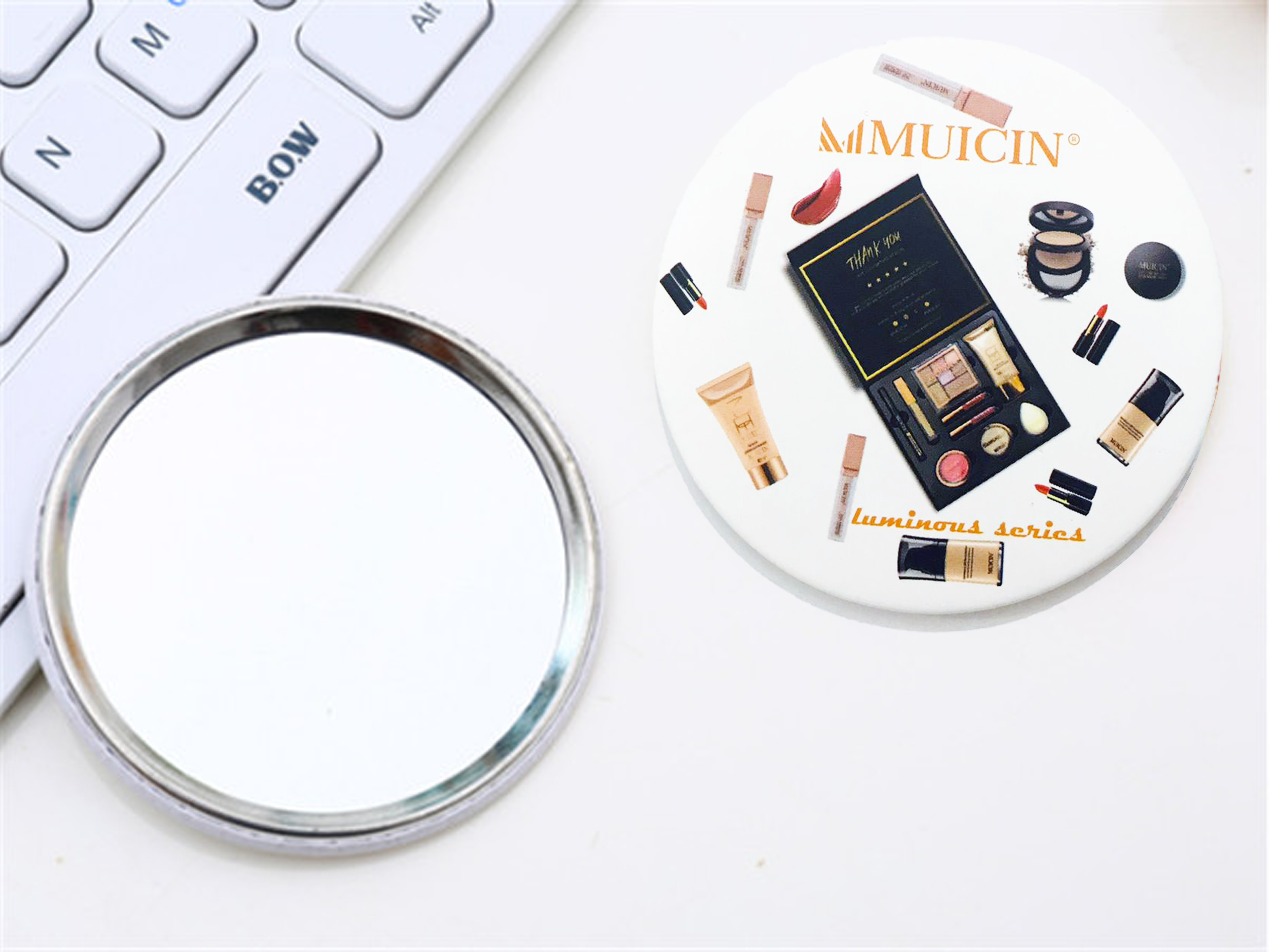 CUTE HANDHELD MAKEUP MIRROR - PERFECT FOR ON-THE-GO TOUCH-UPS